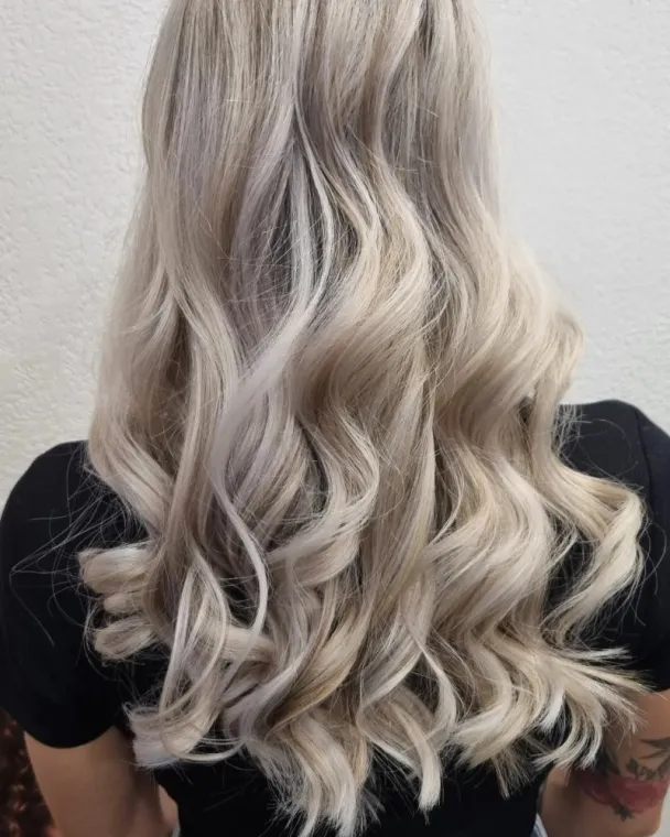 Pose d'un blond polaire et création de boucles pour un effet wavy naturel à Blausasc, Blausasc, De la Racine à la Pointe