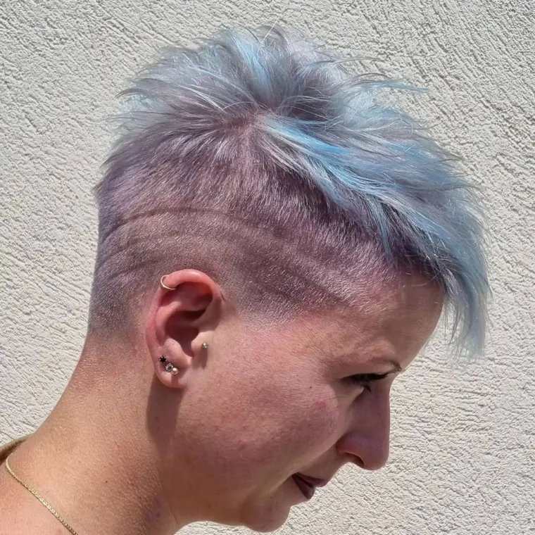 Coupe courte pour femme avec motifs et coloration bleue et rose, Blausasc, De la Racine à la Pointe