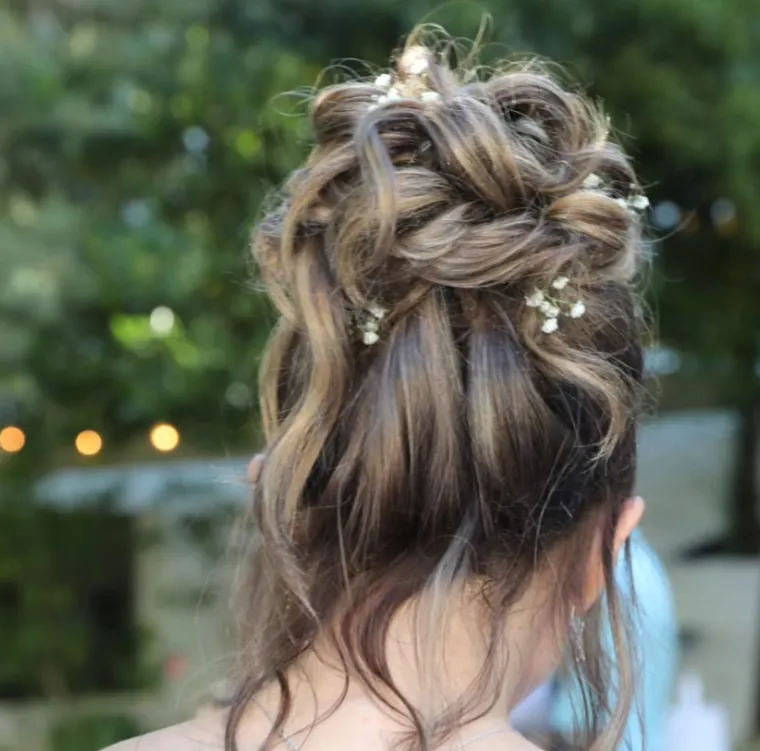 Réalisation d'un chignon pour événement à Blausasc, Blausasc, De la Racine à la Pointe