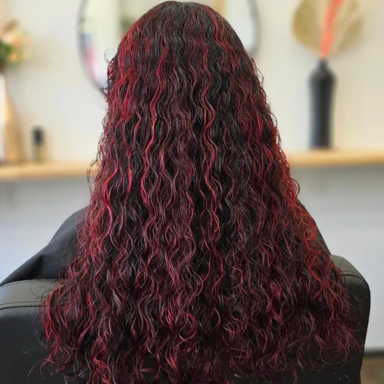 Mèches rouges sur cheveux crépus à Blausasc, Blausasc, De la Racine à la Pointe
