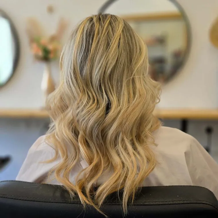 Réalisation d’un balayage blond lumineux avec ombrés à Blausasc, Blausasc, De la Racine à la Pointe