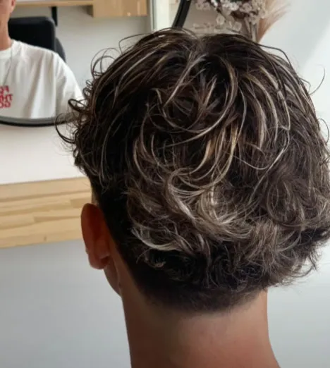 Prendre rendez-vous pour une coupe pour homme dans un salon de coiffure à Contes, Blausasc, De la Racine à la Pointe