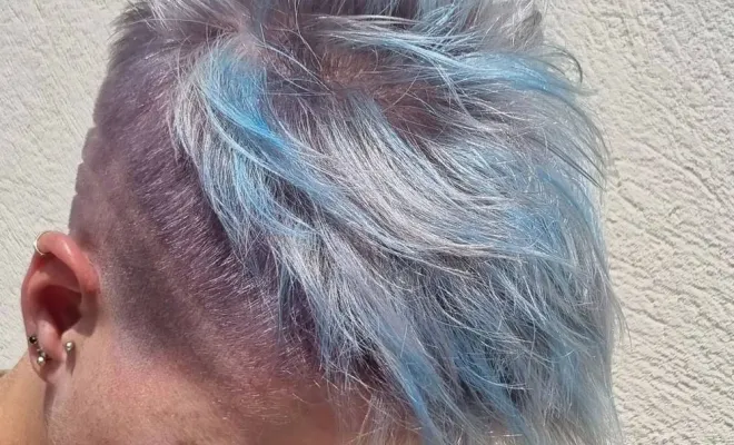 Coupe courte pour femme avec motifs et coloration bleue et rose, Blausasc, De la Racine à la Pointe