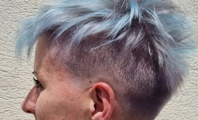 Coupe courte pour femme avec motifs et coloration bleue et rose, Blausasc, De la Racine à la Pointe