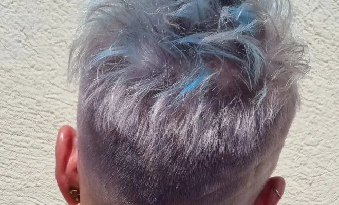 Coupe courte pour femme avec motifs et coloration bleue et rose, Blausasc, De la Racine à la Pointe