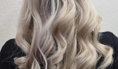 Pose d'un blond polaire et création de boucles pour un effet wavy naturel à Blausasc